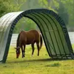 Šotor Maxy dimenzij 3m x 46m ki se uporablja kot zavetje za konja na pašniku ilustrira njegovo raznolikost uporabe in enostavno integracijo v naravno okolje