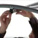 Podrobnost ročnega pritrjevanja spoja na kovinski okvir skladiščnega šotora Maxy dimenzij 3m x 46m kaže na preprostost sestave in prilagodljivost konstrukcije