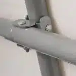 Prikaz kovinskega spoja konstrukcije skladiščnega šotora Maxy dimenzij 3m x 46m ki poudarja njegovo robustnost in zanesljivost