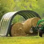 Skladiščni šotor Maxy dimenzij 3m x 46m v katerem je shranjena balirana slama demonstrira njegovo funkcionalnost kot zavetje za kmetijske potrebe