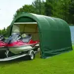 Skladiščni šotor Maxy dimenzij 365 m x 610 m z odprtimi vrati ki razkrivajo notranjost s parkiranimi vodnimi skuterji ilustrira njegovo prostornost in večnamensko uporabnost