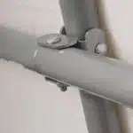 Podrobnost sivega kovinskega spoja konstrukcije skladiščnega šotora Maxy dimenzij 365 m x 610 m ki kaže na robustnost in kakovost sestavnih delov šotora