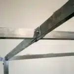 Notranji detajl vrtnega orodja Maxy Ruby 36 x 12 m prikazuje kovinske tramove in spoje ki zagotavljajo trdnost konstrukcije