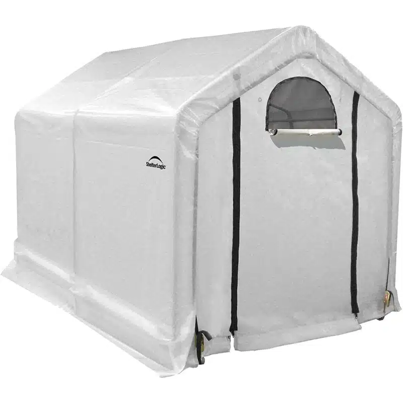 Slika belega rastlinjaka Maxy Grow dimenzij 18 x 24 m z ojačanimi črnimi robovi in oknom za prezračevanje ki prikazuje praktične lastnosti za vzdrževanje optimalne klime za rastline