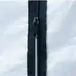 Približan pogled na trpežno zadrgo na vratih rastlinjaka Maxy Grow 37 x 61 m ki poudarja zanesljivost in varnost rastlinjaka