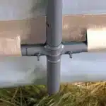 Podrobni pogled na kovinsko ogrodje rastlinjaka Maxy Grow 37 x 61 m ki kaže na stabilnost in vzdržljivost strukture