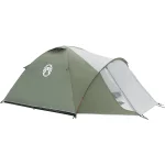 Postavljeni šotor za kampiranje Coleman Crestline 3 v olivno zeleni barvi s sivim nadstreškom postavljen na nevtralno ozadje za poudarjanje njegove kompaktne zasnove in prostorne notranjosti idealno za zunanje avanture