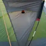 Zaprta mrežasta vrata na šotoru Coleman Darwin 2+ ki omogočajo dotok svežega zraka hkrati pa ščitijo pred insekti