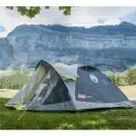 Šotor Coleman Darwin 3+ v naravnem kamp okolju z impresivnim gorskim razgledom v ozadju idealen za ljubitelje narave