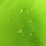 odrobnost zelene tkanine Šotor za kampiranje GoNature P4 ki je odporna na vodo prikazuje kapljice vode na površini