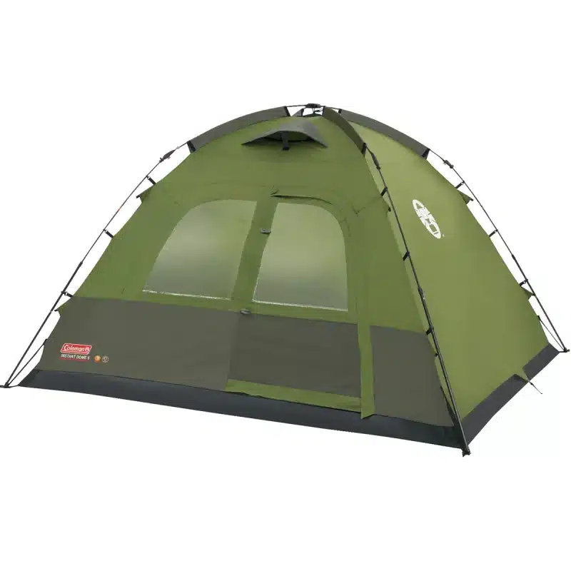 Zelen šotor za kampiranje Instant Dome 5 zaprt postavljen na belo podlago brez okolice izpostavljen kot idealna izbira za kampiranje
