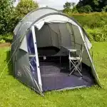 Notranjost šotora Coleman Coastline 3+ s kamp opremo in stoli pripravljena za uporabo