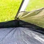 Podrobnost talnega dela pri vhodu v šotor Coleman Coastline 3+ s poudarkom na kakovostni zaščiti dna