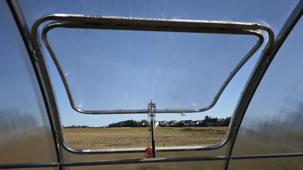 avtomatskoodpiralozarastlinjakzracenje MaxyHomesi Avtomatsko odpiralo na strešnem oknu polikarbonatnega rastlinjaka MaxyHome ki omogoča učinkovito prezračevanje brez uporabe elektrike