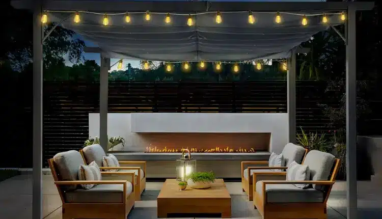 Elegantna pergola in paviljon na sodobni terasi, idealna za senčenje in zaščito na prostem.