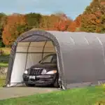 Skladiščni šotor v sivi barvi oblike tunel s parkiranim avtom v notranjosti