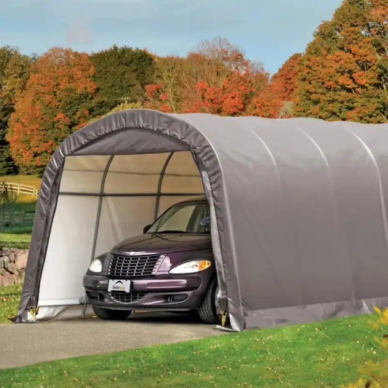 Skladiščni šotor v sivi barvi oblike tunel s parkiranim avtom v notranjosti