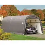 Skladiščni šotor sive barve in parkiranim avtomobilom