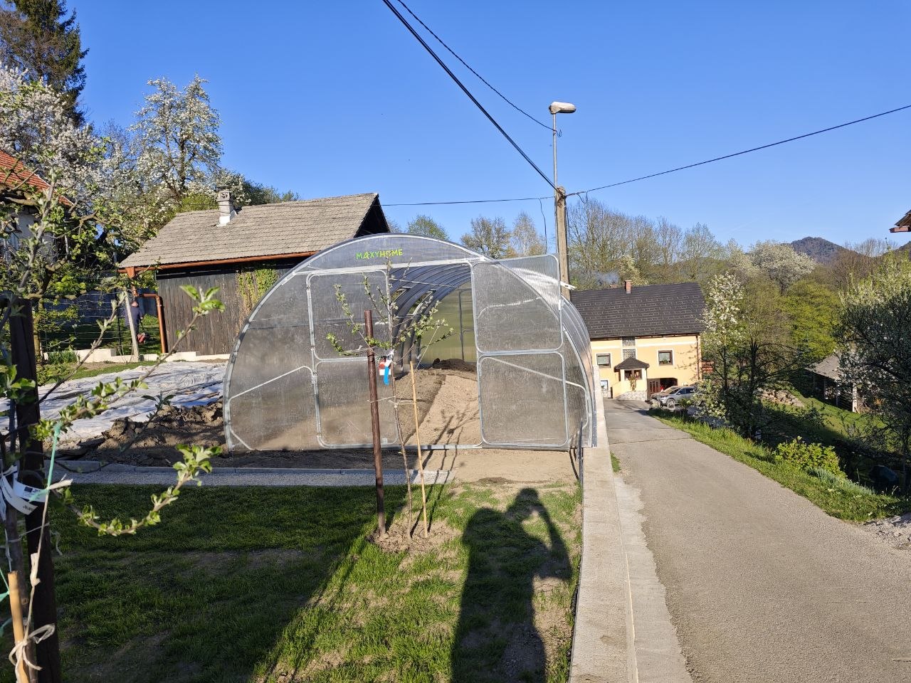 maxypro100montaza MaxyHomesi Maxy Pro 100cm montaža 4 metrski rastlinjak na podeželju