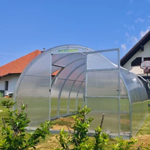 Rastlinjak Maxy Titanium na vrtu ob hiši