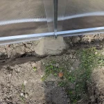 Sidranje rastlinjaka Maxy Titanium v tla z betonom